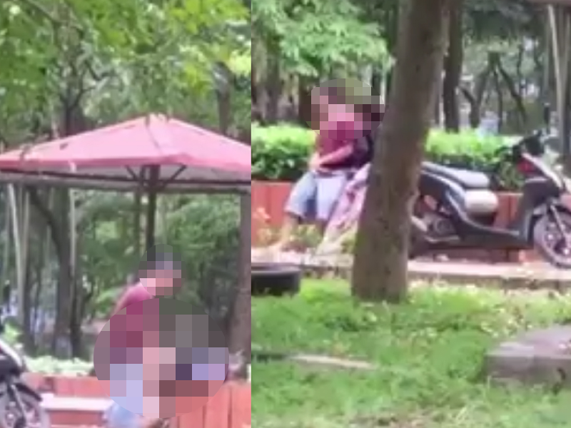 Hình ảnh trong đoạn clip cho thấy, đôi nam nữ ôm ấp trong một chòi nghỉ tại công viên, bất chấp nhiều người đi lại. Lúc sau, cặp đôi này còn đứng hẳn ra phần đường đi bộ để làm chuyện nhạy cảm. Đáng nói, cả hai thản nhiên bán khỏa thân để lộ bộ phận nhạy cảm giữa thanh thiên bạch nhật.