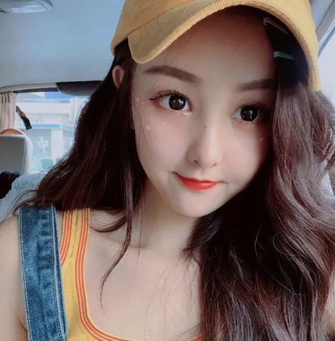 Tuy nhiên, hot girl đình đám với hơn 2,2 triệu lượt theo dõi mới đây bất ngờ bị bóc mẽ "sống ảo". Tất cả chỉ vì trong bức ảnh chụp cùng người hâm mộ, trông cô khác biệt "một trời một vực" với hình ảnh đăng tải trên trang cá nhân.