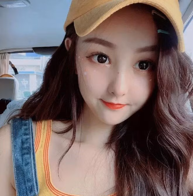 Tuy nhiên, hot girl đình đám với hơn 2,2 triệu lượt theo dõi mới đây bất ngờ bị bóc mẽ "sống ảo". Tất cả chỉ vì trong bức ảnh chụp cùng người hâm mộ, trông cô khác biệt "một trời một vực" với hình ảnh đăng tải trên trang cá nhân.