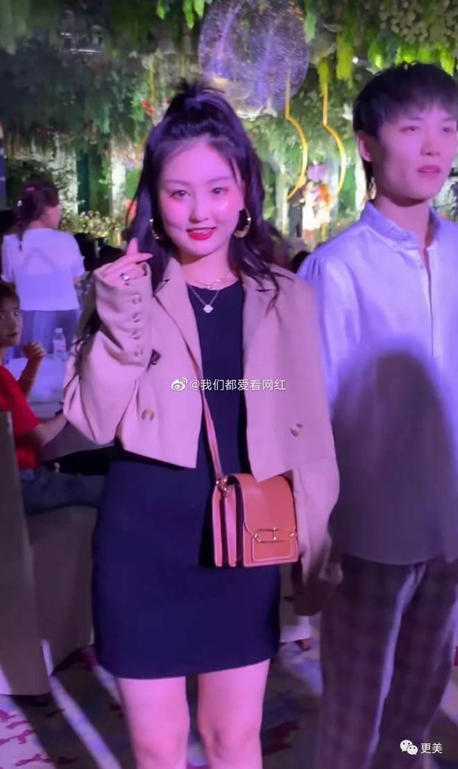 Sau khi chia sẻ trên mạng xã hội với chú thích "chụp ảnh với hot girl", nhiều người không tin nổi vào mắt mình khi biết được danh tính người trong ảnh.