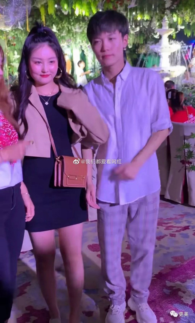 Cụ thể, một người hâm mộ đã nhận ra cô nàng hot girl nổi tiếng lúc đang đi dạo phố. Lúc đầu anh chàng không tin nổi vào mắt mình vì thấy thần tượng quá khác xa. Tuy nhiên sau khi lấy dũng khí hỏi thử được biết chính là Huyền Mại nên anh chàng đã đánh bạo xin chụp chung một tấm hình.