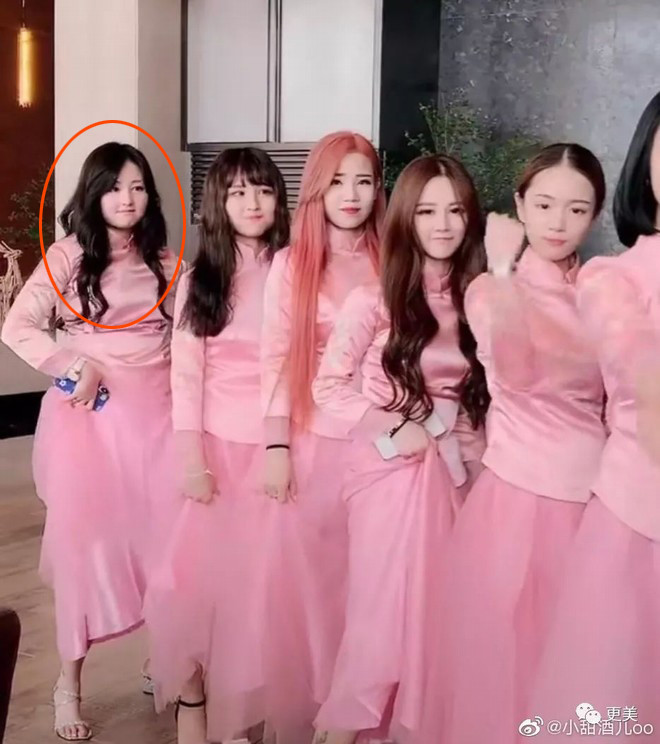 Lý do là bởi khác với hình tượng nhỏ nhắn, xinh xắn bao người ngưỡng mộ, 9X ngoài đời lộ diện với thân hình mũm mĩm, đẫy đà.