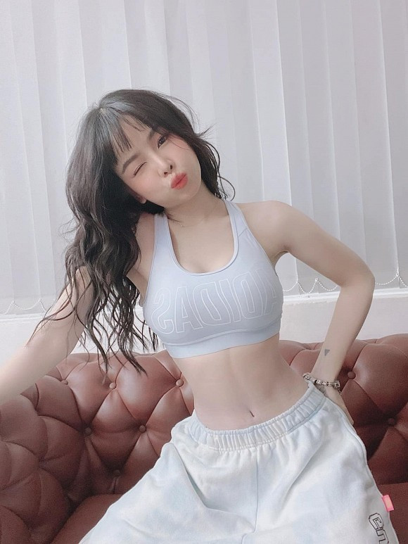 Chưa hết, một tài khoản khác tố thẳng tên Mie: "Gửi chị Trương Tiểu My tức DJ Mie. Em nghĩ chị nên đọc status của em và làm việc lại với ê-kip của mình, đồng thời mong chị gửi lời xin lỗi đến 6 người trong ê-kip của em chiều hôm nay bởi vì cách làm việc quá cẩu thả và thiếu trách nhiệm".