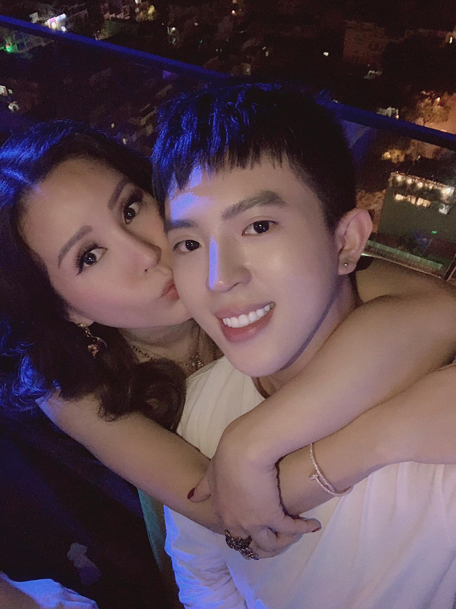 Nét đẹp của hot boy này được nhiều cư dân mạng nhận xét giống với diễn viên Đặng Luân (Trung Quốc).