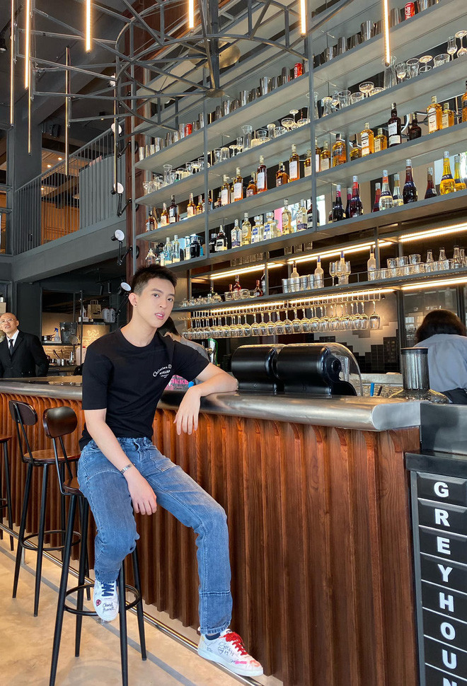 Riêng hội mê trai lại không khỏi xuýt xoa vì vẻ điển trai, ưa nhìn của Tín Nguyễn.