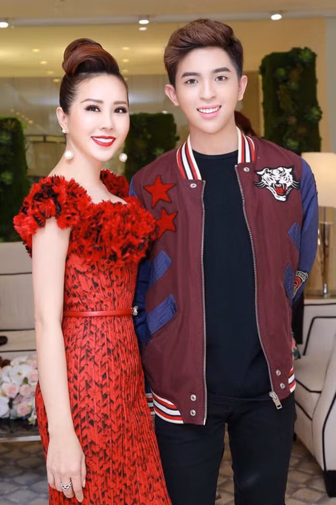 Mỗi lần đi cạnh nhau, cặp mẹ con này lại chiếm spotlight giữa chốn đông người.