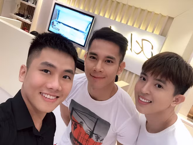 Con trai Hoa hậu Thu Hoài cũng gây chú ý khi thường khoe ảnh cùng nhiều nhân vật nổi tiếng showbiz.