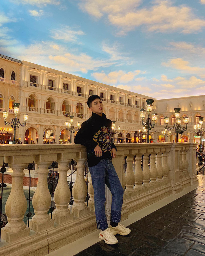 Ngoài đường nét gương mặt, Nguyễn Phúc Tín còn được thừa hưởng nước da trắng hồng và vóc dáng thon gọn từ mẹ.