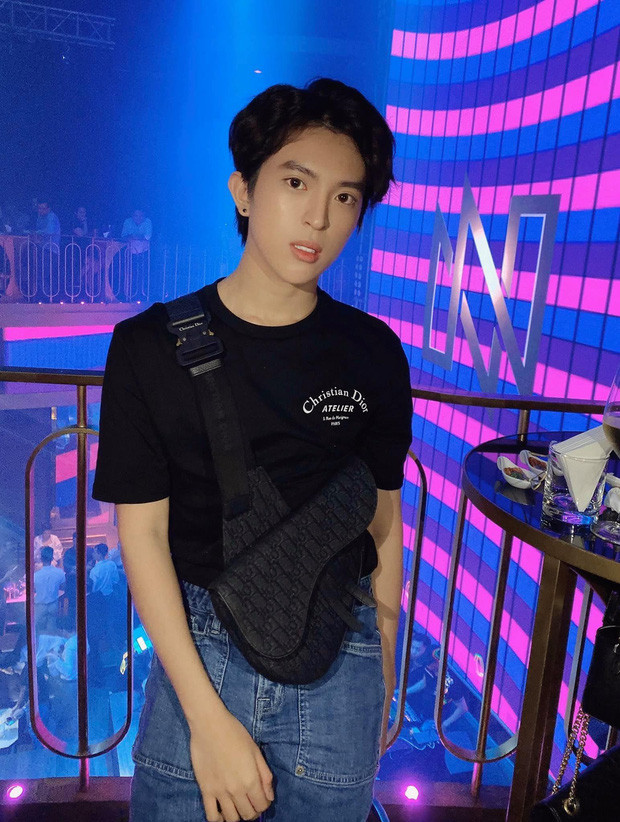 Tín Kun cũng có gu thời trang xịn sò, thường xuyên thay đổi để phù hợp với hoàn cảnh.