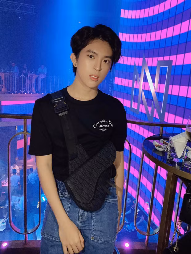 Tín Kun cũng có gu thời trang xịn sò, thường xuyên thay đổi để phù hợp với hoàn cảnh.