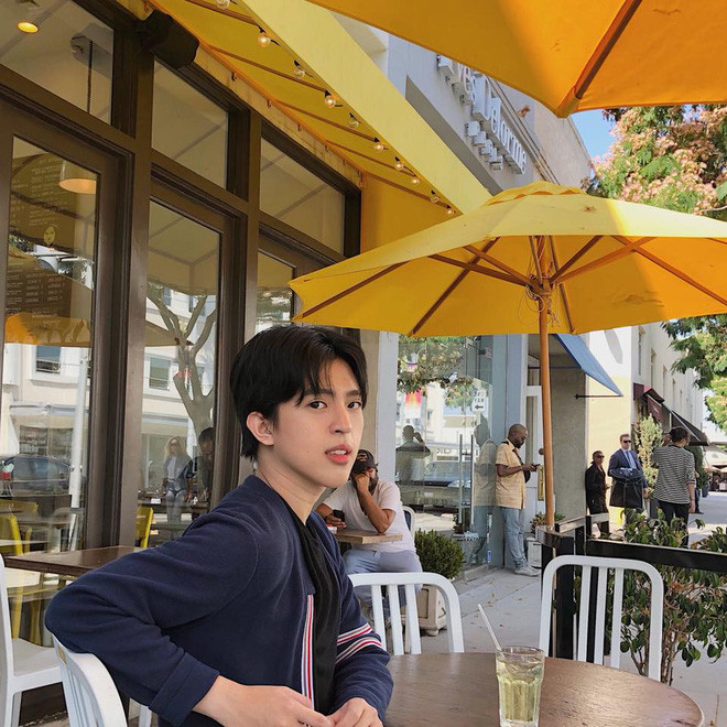 Ngoài nhan sắc, cuộc sống của rich kid này còn khiến dân Tính nổ mắt ghen tị khi anh thường xuyên check - in tại những chỗ sang chảnh hết sức.