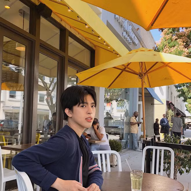 Ngoài nhan sắc, cuộc sống của rich kid này còn khiến dân Tính nổ mắt ghen tị khi anh thường xuyên check - in tại những chỗ sang chảnh hết sức.