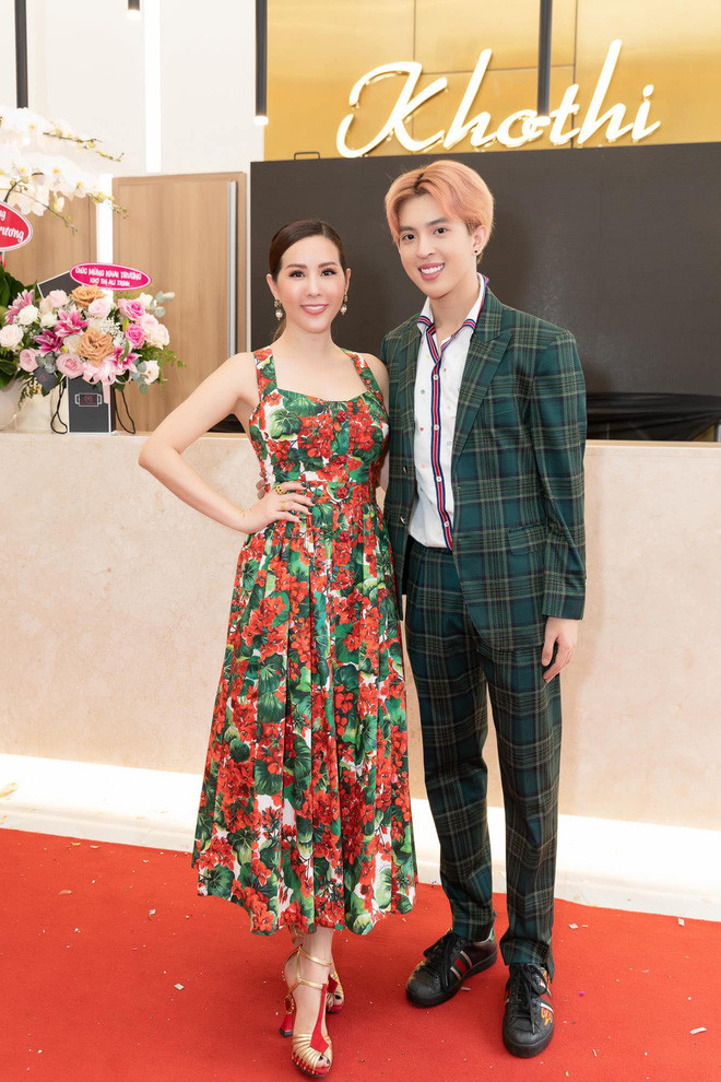 Hai mẹ con Hoa hậu lại cẩn thận chọn đồ tone sur tone và cho ra đời nhiều bức hình bắt mắt.