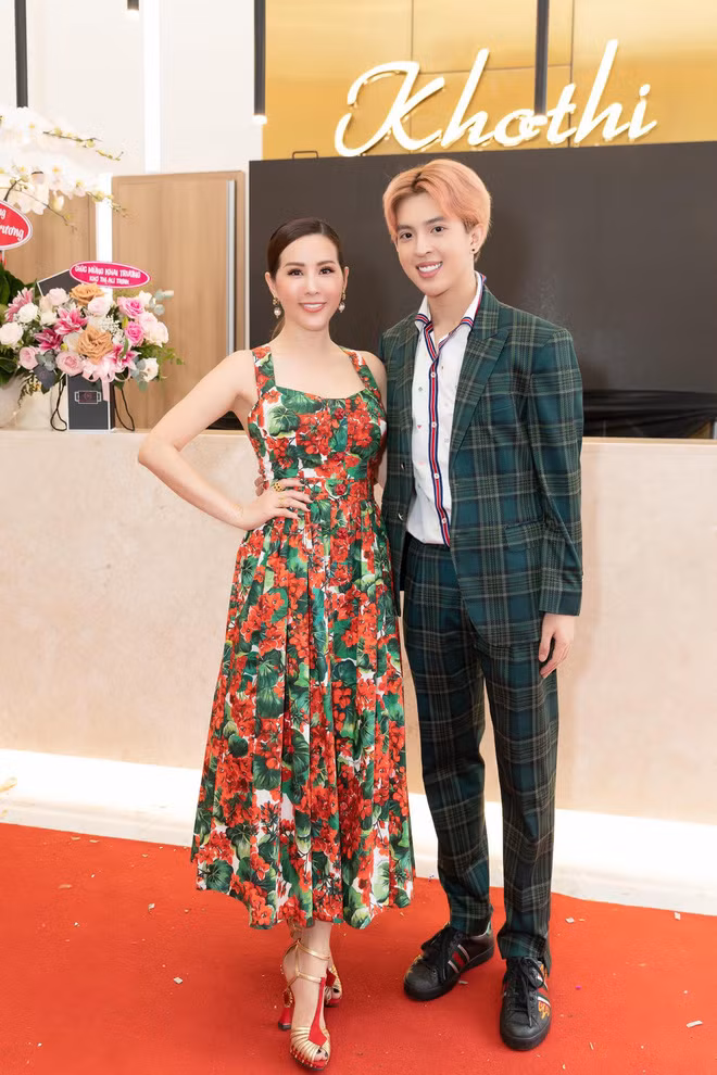 Hai mẹ con Hoa hậu lại cẩn thận chọn đồ tone sur tone và cho ra đời nhiều bức hình bắt mắt.