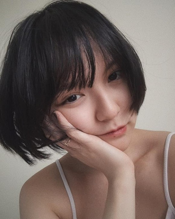 Hải Tú đã lập một Instagram mới toanh nhưng nhiều người vẫn lần ra được trang cá nhân cũ của cô nàng. Và điều thú vị là cũng qua đây, dân mạng biết Hải Tú đã có bạn trai trong khoảng tháng 3 năm nay khi cô từ Pháp về Việt Nam và phải cách ly.