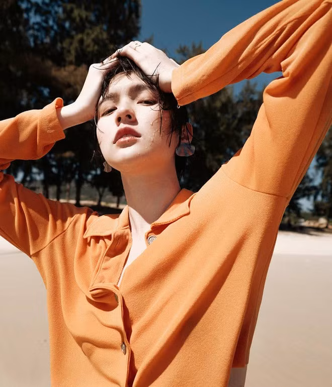 Chỉ qua vài khoảnh khắc cũng đủ thấy bạn trai Hải Tú sở hữu cá tính rất riêng và trông khá xứng đôi với cô nàng.