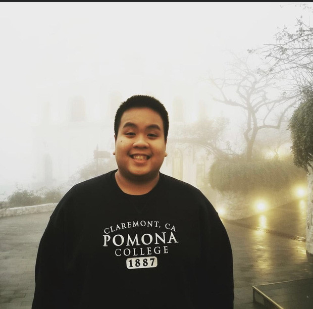 Theo đó, trên phần mô tả bản thân, profile được cho là của "thần đồng" Đỗ Nhật Nam trên Tinder ghi rõ mình là một ca sỹ nhạc cổ điển, nghệ sĩ violin. Ngoài ra, anh chàng còn có sở thích đọc sách, du lịch.