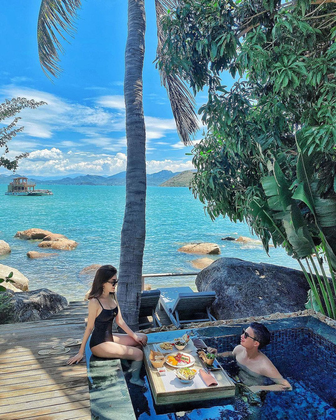 Sau khi lấy chồng doanh nhân, hot girl này lại tiếp tục khiến cánh chị em ghen tị bởi cuộc sống hôn nhân quá viên mãn, hạnh phúc.