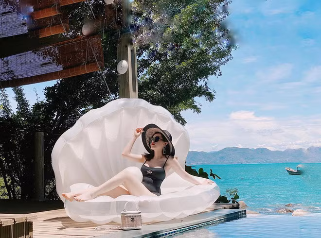 Đặc biệt hơn nữa, nhan sắc và vóc dáng của Trinh Hoàng ngày càng sắc sảo và quyến rũ. Thậm chí nhiều người còn nhận xét trông cô xinh đẹp hơn cả lúc chưa lấy chồng.