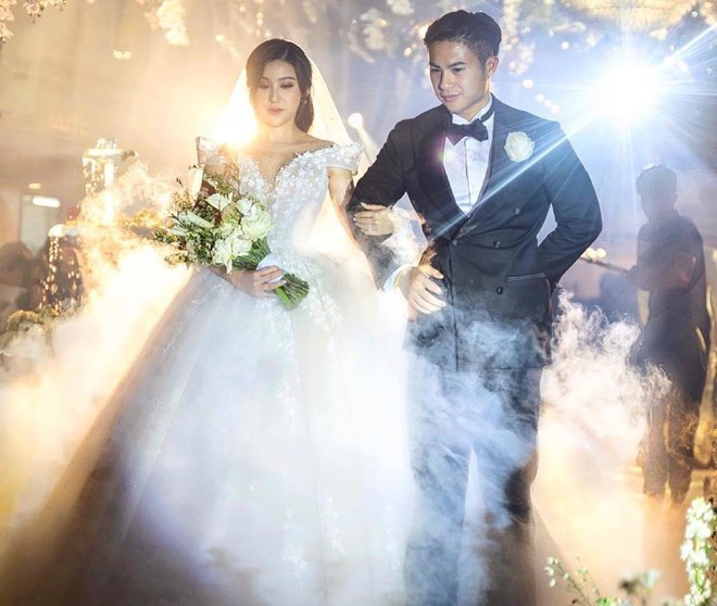 Đám cưới của Trinh Hoàng từng một thời gây chú ý vì sự có mặt của thủ thành Đặng Văn Lâm. Anh đã bay từ Thái Lan về nước chúc mừng cô bạn rich kid "theo chồng bỏ cuộc chơi". Tại lễ cưới của 9X này còn có sự góp mặt của HLV trưởng và các cầu thủ CLB Hải Phòng.