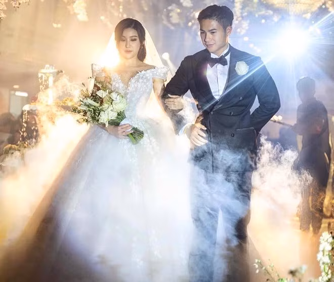 Đám cưới của Trinh Hoàng từng một thời gây chú ý vì sự có mặt của thủ thành Đặng Văn Lâm. Anh đã bay từ Thái Lan về nước chúc mừng cô bạn rich kid "theo chồng bỏ cuộc chơi". Tại lễ cưới của 9X này còn có sự góp mặt của HLV trưởng và các cầu thủ CLB Hải Phòng.