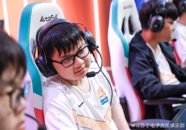 Chuyển từ đội tuyển LNG Esports sang Suning Gaming có thể xem là một quyết định đúng đắn của chàng game thủ này. Thần rừng 22 tuổi không chỉ cải thiện đáng kể thu nhập mà còn giành quyền vào chơi vòng playoffs của LPL Mùa Hè 2020.