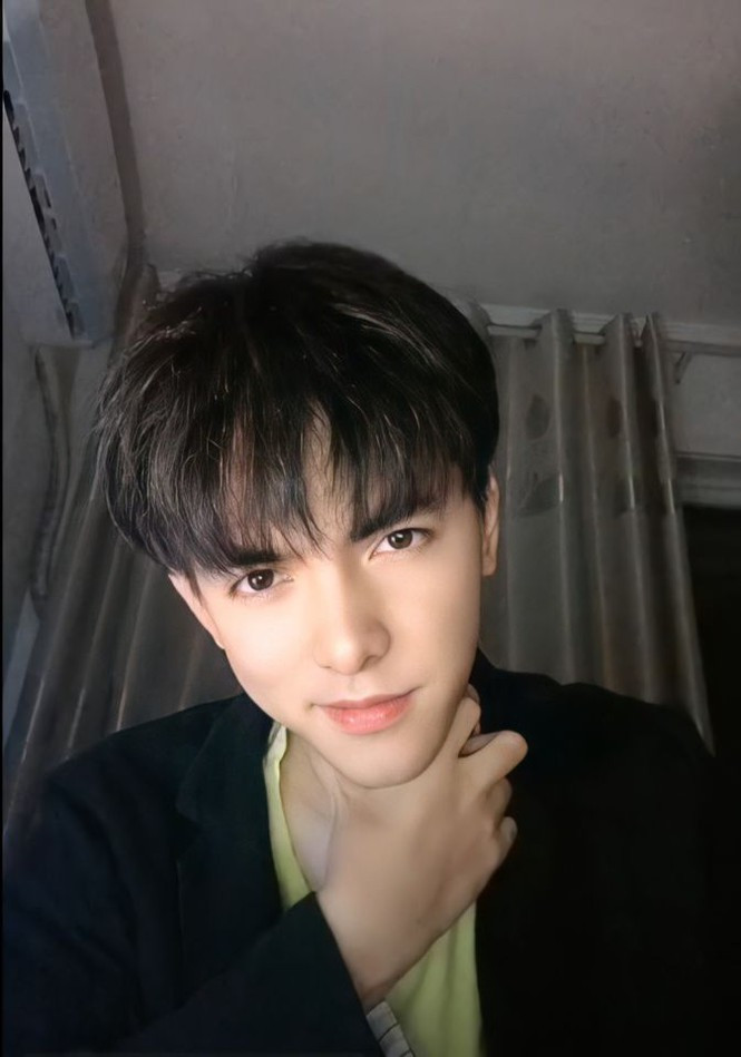 Lạnh lùng, ít nói và có phần nhút nhát, chàng hot boy này thú nhận mình có khá ít bạn bè.