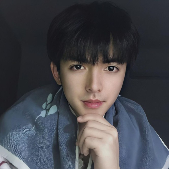 Được biết đến nhiều từ sự xuất hiện trên các fanpage săn lùng trai đẹp, không khó hiểu khi anh chàng nhận được rất nhiều tình cảm mến mộ và sự theo đuổi cuồng nhiệt từ các fangirls.