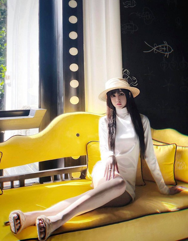 Trước những lời bàn tán xôn xao, ngay lập tức, bạn gái Karik lên tiếng thừa nhận: "Xin lỗi, hôm đó photoshop mất tiêu cái đầu gối, xin lỗi, xin lỗi". Bạn gái nam rapper đình đám không hề phủ nhận khi bị soi "sống ảo", đồng thời cô còn gây thiện cảm hơn vì hành động rối rít gửi lời xin lỗi fan.