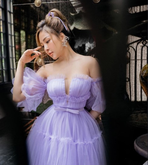 Mới đây, hot girl Trâm Anh bị dân mạng soi ra việc photoshop quá đà khi đăng tải hình ảnh diện đầm tông màu tím cup ngực khéo khoe được vòng 1 và eo con kiến. Tuy nhiên, mỹ nhân quê Thanh Hóa lại khiến fan bất ngờ khi thừa nhận phải chỉnh ảnh mới có được vòng eo hoàn hảo này. "Bóp eo hơi quá đà. Xin lỗi quý dị", cô viết.