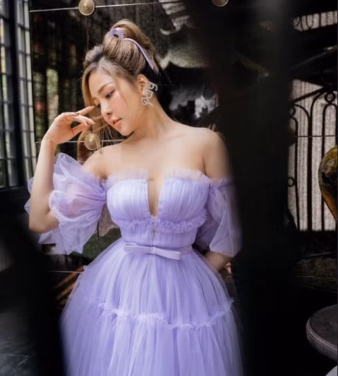 Mới đây, hot girl Trâm Anh bị dân mạng soi ra việc photoshop quá đà khi đăng tải hình ảnh diện đầm tông màu tím cup ngực khéo khoe được vòng 1 và eo con kiến. Tuy nhiên, mỹ nhân quê Thanh Hóa lại khiến fan bất ngờ khi thừa nhận phải chỉnh ảnh mới có được vòng eo hoàn hảo này. "Bóp eo hơi quá đà. Xin lỗi quý dị", cô viết.