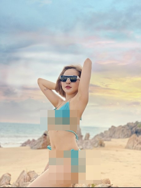 Ngay sau đó, Trâm Anh cũng khoe loạt ảnh diện bikini nóng bỏng. Sau khi giảm cân thành công, hot girl 9X tự tin khoe hình thể.