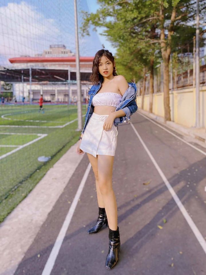 Hot girl bắp cần bơ Trần Thanh Tâm cũng từng "dính" vào "phốt" chỉnh ảnh quá đà, đến mức chân bị lõm cả vào. Bức ảnh đó cô nàng diện set đồ khá gợi cảm với áo quây và váy trắng, khoe khéo được đôi chân dài miên man cùng vòng eo thon gọn của mình.