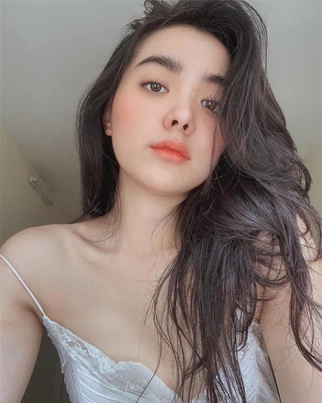 Thiên Trang được bạn bè nhận xét là một cô gái năng động và trưởng thành hơn khá nhiều so với tuổi thực. Từ khi là học sinh tại trường THPT Trần Phú, ngoài kết quả học tập khá tốt, hot girl lai 3 dòng máu này còn làm bí thư đoàn và tích cực tham gia các phong trào văn hóa, văn nghệ tại trường.