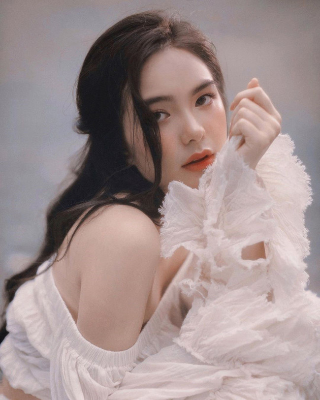 Cô nàng có xuất thân gia đình khá giả. Tuy nhiên, không phải vì thế mà hot girl lai 10X này mà "ngồi mát, ăn bát vàng".