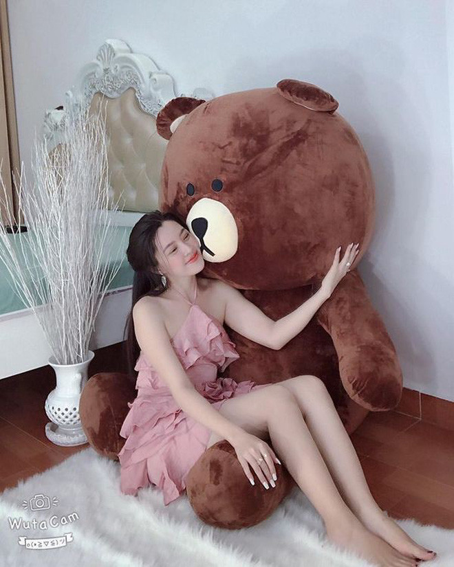 Cô nàng giờ đây đã chuyển sang phong cách ngày càng gợi cảm và sang chảnh, táo bạo. Sự thay đổi quá lớn khiến nhiều người cho rằng Hoàng Sang đã can thiệp phẫu thuật thẩm mỹ.