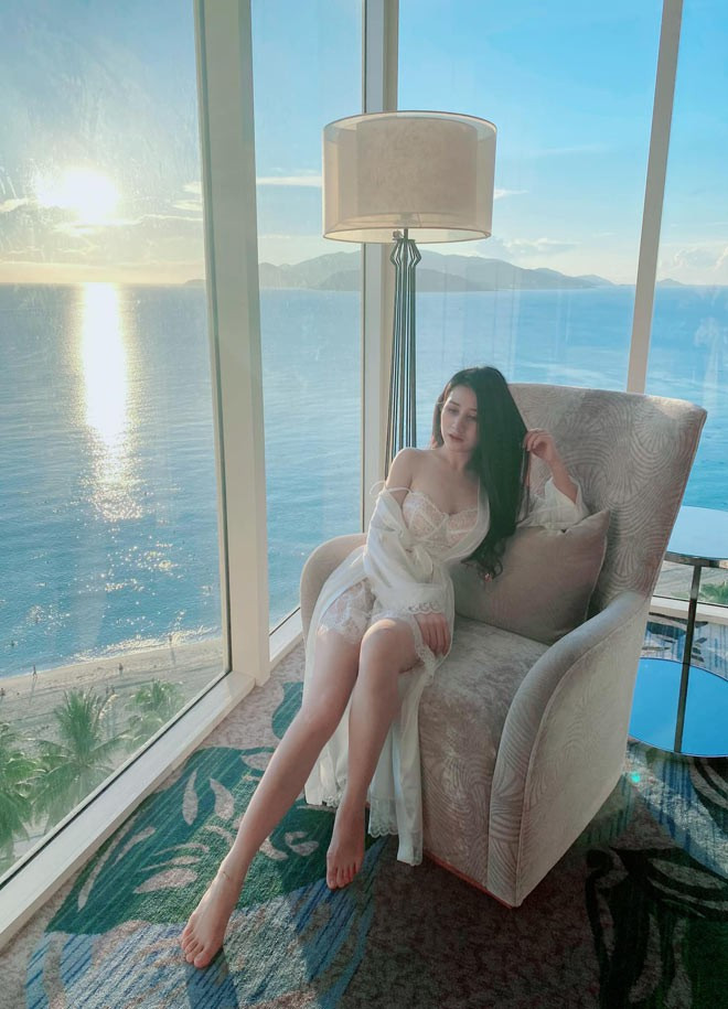 Sau 1 năm lên sóng “Bạn muốn hẹn hò”, cuộc sống của gái xinh này có nhiều thay đổi. Hoa chia sẻ, cô và bạn trai ghép đôi đã có 1 tháng tìm hiểu nhau nhưng vì không tìm được tiếng nói chung, cặp đôi quyết định chỉ giữ quan hệ bạn bè.