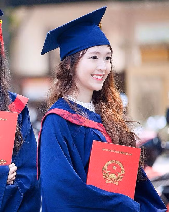 Kiều Phương từng tốt nghiệp loại giỏi khoa Tiếng Anh của Đại học Ngoại ngữ, Đại học Quốc gia Hà Nội.