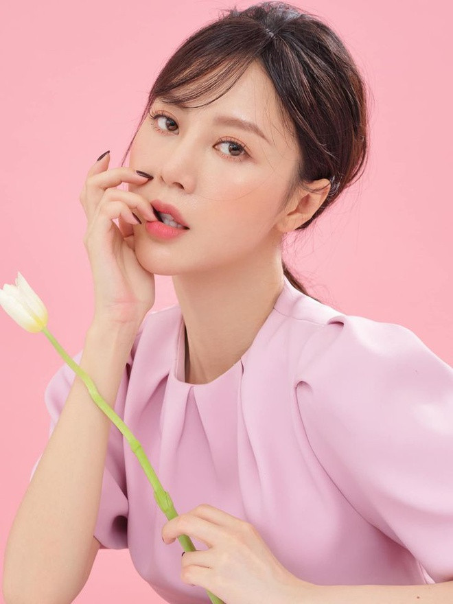 Ngọc Châm từng là tiếp viên tại hãng hàng không Korean Air (Hàn Quốc) trước khi nghỉ việc để theo đuổi con đường nghệ thuật. Cô gái 28 tuổi cũng đã có thời gian làm việc tại Vietnam Airlines.