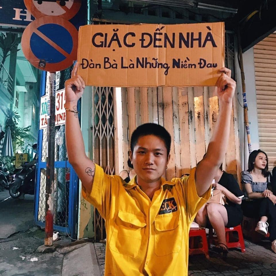 Dân mạng đua nhau bắt trend này, thậm chí còn viết hẳn cả câu chữ lên tấm bảng và giơ lên chụp cùng.