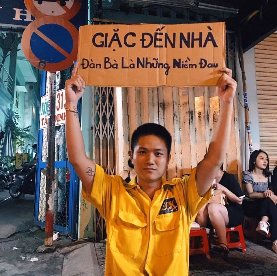 Dân mạng đua nhau bắt trend này, thậm chí còn viết hẳn cả câu chữ lên tấm bảng và giơ lên chụp cùng.