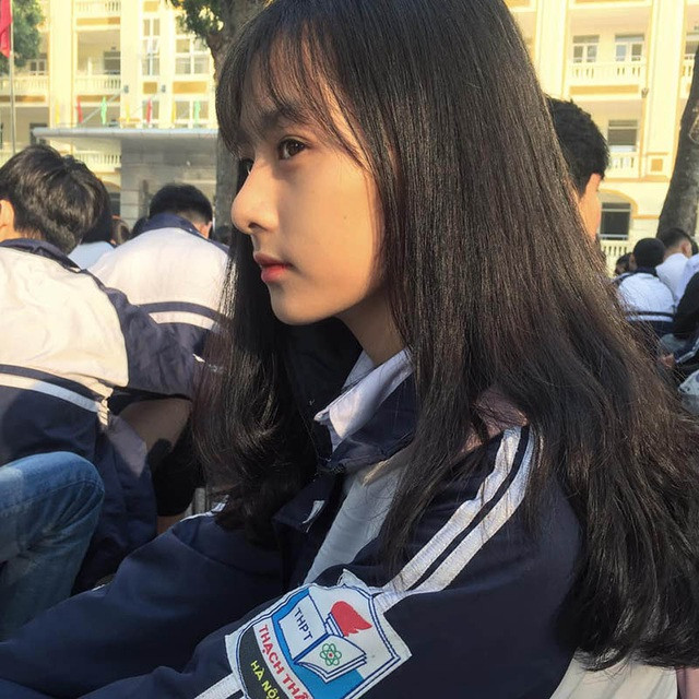 Cô bạn được mọi người nhận xét là khá nhiệt tình, vui vẻ, hoà đồng, tạo nguồn năng lượng tích cực cho những người xung quanh.