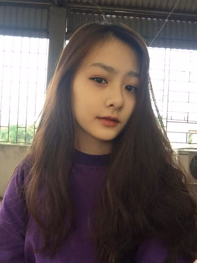 Dù chỉ xuất hiện với chiếc áo sơ mi trắng đồng phục giản dị nhưng Hà Anh vẫn khiến không ít người nháo nhào truy tìm info.