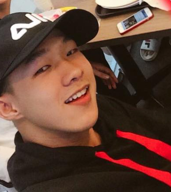 Tự ti về những khuyết điểm trên gương mặt mình, Hoàng sớm nghĩ đến chuyện phẫu thuật thẩm mỹ để chỉnh hàm. Phẫu thuật chia làm hai đợt, đại phẫu lần đầu là chỉnh hàm, gọt hàm, đến đợt 2 làm tiểu phẫu là cắt mắt, nâng mũi và cấy mỡ mặt.