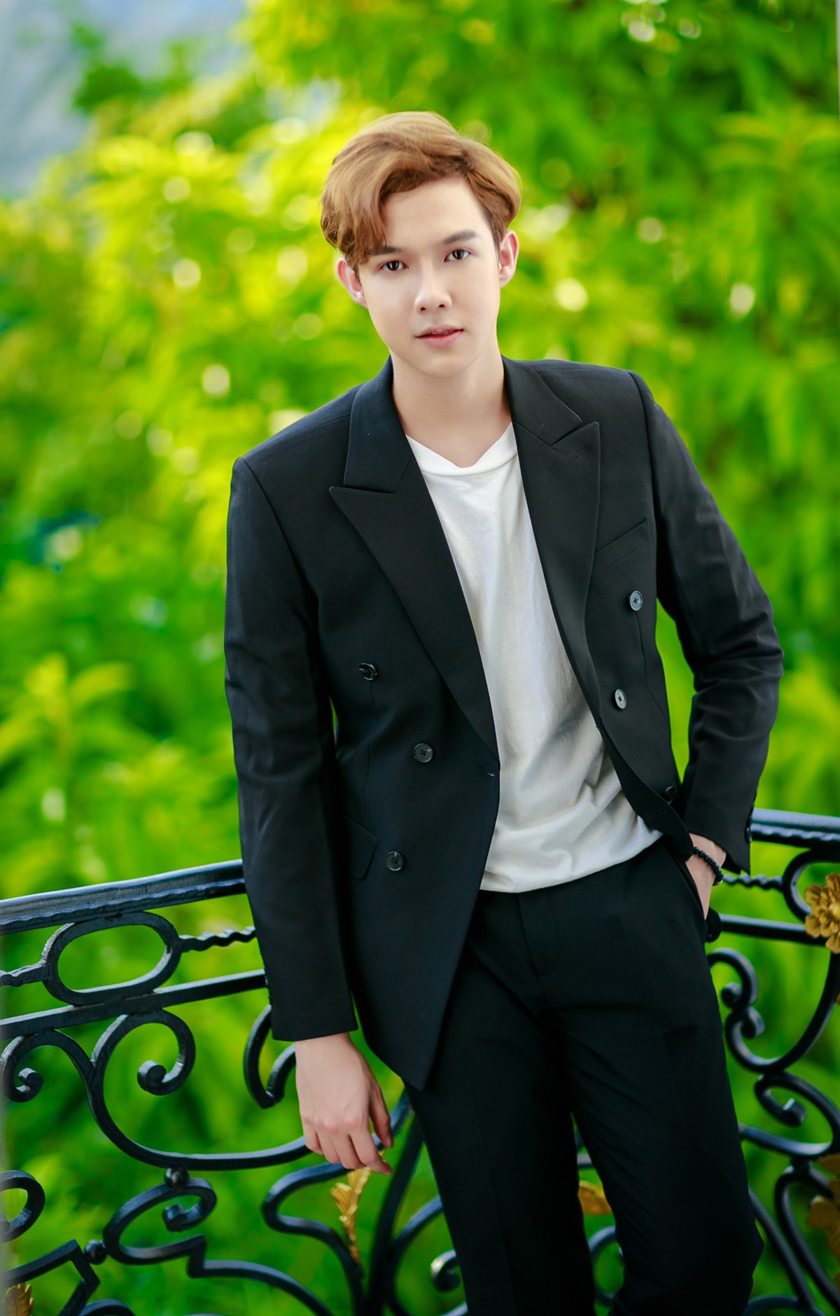 Minh Hoàng cho biết giờ đây cậu cảm thấy tự tin giao tiếp hơn, đồng thời cũng có nhiều tiến triển trong công việc khi cậu là cái tên được nhiều nhãn hàng nổi tiếng mời đóng quảng cáo.