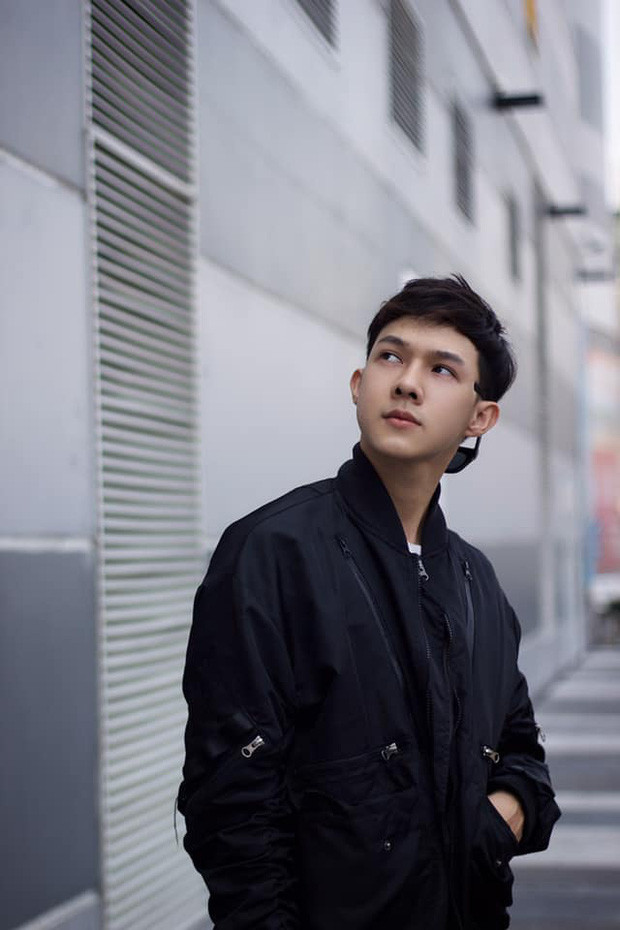 Cùng việc sửa khuôn miệng, Hoàng còn thay đổi luôn phong cách thời trang khiến người xung quanh không nhận ra chàng trai mặt lệch năm nào.