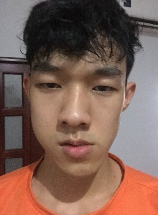 Chàng trai có sự thay đổi ngoại hình ngoạn mục kể trên là Trần Minh Hoàng, sinh năm 2000, hiện đang là dancer của một vũ đoàn có tiếng ở TP. Hồ Chí Minh.