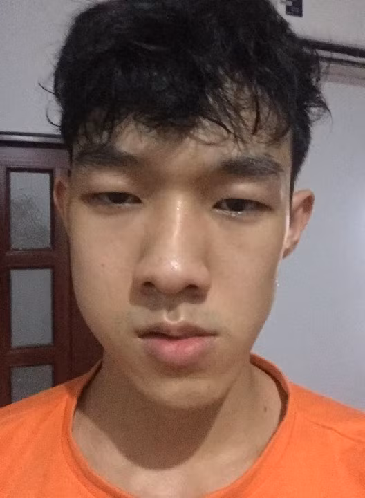 Chàng trai có sự thay đổi ngoại hình ngoạn mục kể trên là Trần Minh Hoàng, sinh năm 2000, hiện đang là dancer của một vũ đoàn có tiếng ở TP. Hồ Chí Minh.