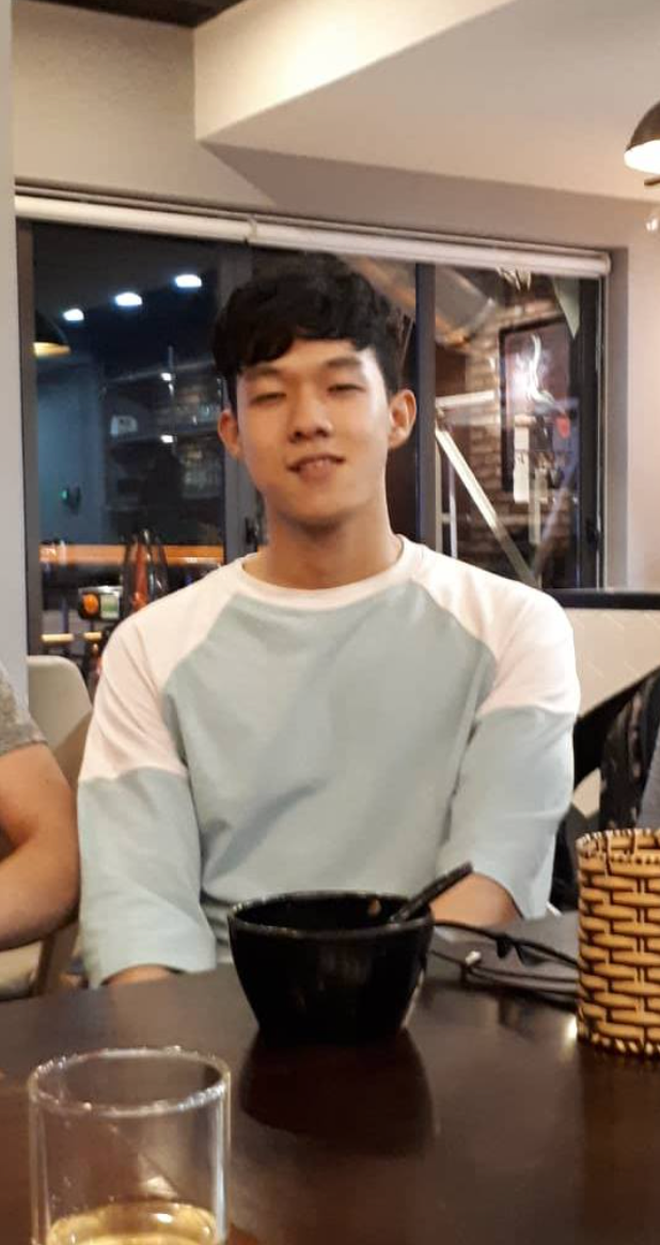 Hoàng cho biết, ngoài mẹ thì còn nhiều bạn bè và người thân cũng cảm thấy bất ngờ vì diện mạo mới của cậu.