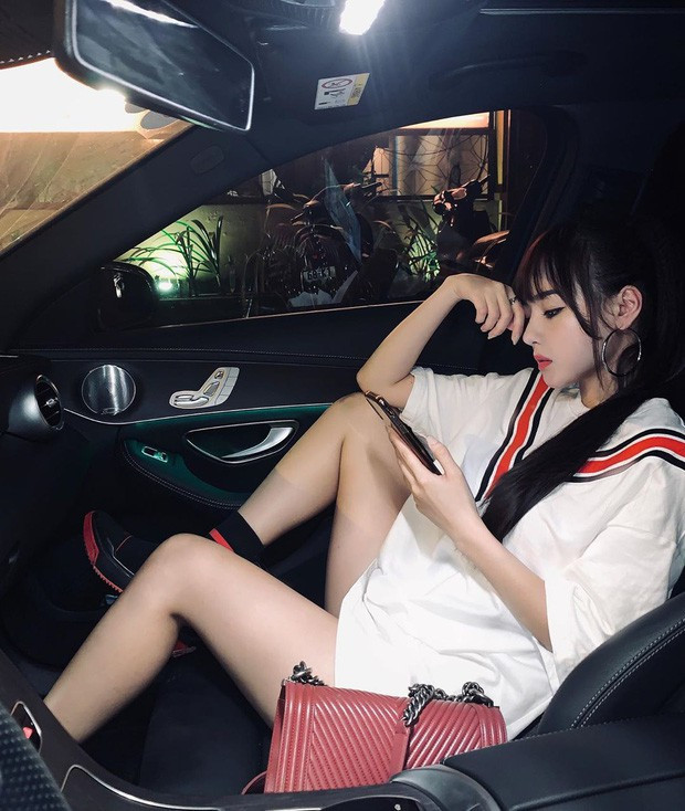 Hot girl được nhiều dân mạng đánh giá là sở hữu nhan sắc hiện tại xinh đẹp không khác gì búp bê lai Tây.